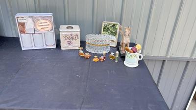 OLD PERFUME BOTTLES, DECOR. AND BATHROOM ITEMS
