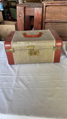 TRAVEL TRAIN CASE PLUS PITCHER AND WASH BOWL