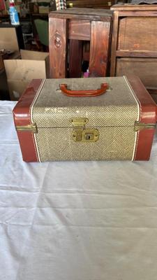 TRAVEL TRAIN CASE PLUS PITCHER AND WASH BOWL