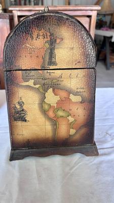 PORCELAIN ELEPHANTS AND DECORATIVE BOX