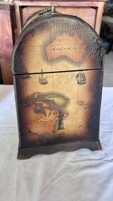 PORCELAIN ELEPHANTS AND DECORATIVE BOX
