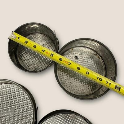 Sale Photo Thumbnail #567: Set of 4 Springform Pans of Different Sizes