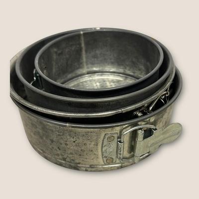 Sale Photo Thumbnail #559: Set of 4 Springform Pans of Different Sizes