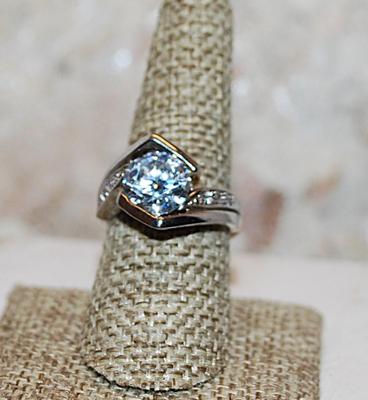 Size 8¼ Large Round Clear Beveled Center Stone RING with Triple Stones Side Accents on a Silver Tone Solid Band (6.5g)