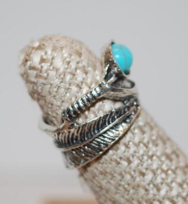 Size 4½ High Set Turquoise-Styled Stone on a "Feather" Design Silver Tone Band (4.5g)