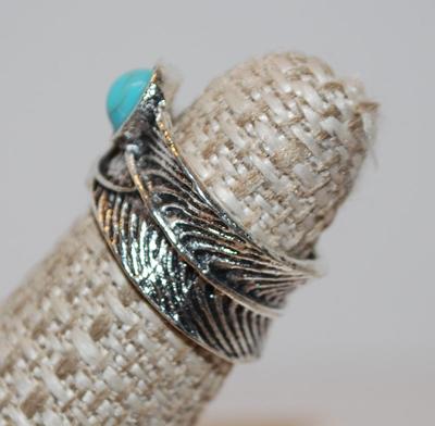 Size 4½ High Set Turquoise-Styled Stone on a "Feather" Design Silver Tone Band (4.5g)
