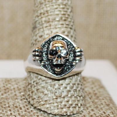 Size 10 Full Face SKULL & "Hands" Ring on a Solid Silver Tone Band (8.7g)