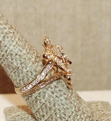 Size Triple Flower Petals Brilliant Stones Party Ring on a Glittery GOLD Tone Band (7.1g)