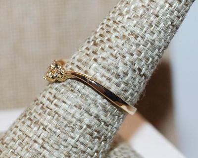 Size 6 Delicate Triple Round Clear Stones Ring in a "V" Setting on a Gold Tone Band (1.4g)