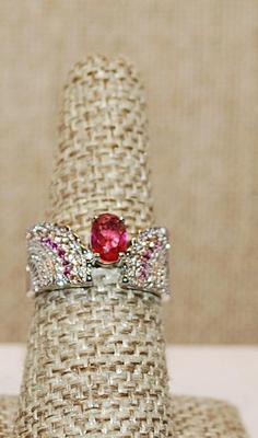 Size 7 Cranberry RED Main Stone Ring with 2 Tiny Stone Side "Fans" on a Silver Tone Band (5.1g)