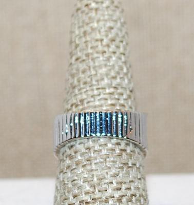 Size 7 Cranberry RED Main Stone Ring with 2 Tiny Stone Side "Fans" on a Silver Tone Band (5.1g)