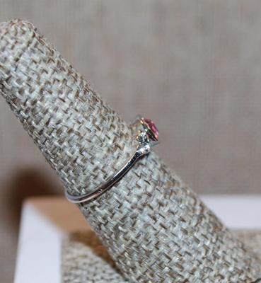 Size 6½ Single Pink Faceted Center Stone Set in a "Nest" Ring with 3 Clear Stones Side Accents and Silver Tone Band (1.2g)