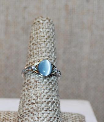 Size 6½ Oval Light Blue Iridescent Reflecting Stone Ring with Single Stone Side Accents on a Silver Tone Band (2.7g)