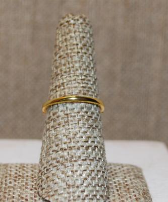 Size 7 Single Small Clear Center Stone Ring in a Black & Gold Heart Setting and Gold Tone Band (2.3g)