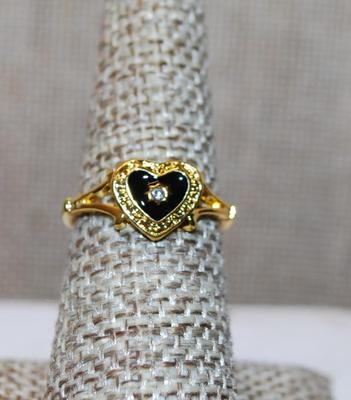 Size 7 Single Small Clear Center Stone Ring in a Black & Gold Heart Setting and Gold Tone Band (2.3g)