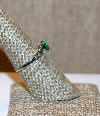 Size 7 Single Green Heart Stone Ring with 6 Accent Hearts on the Silver Tone Band (1.5g)