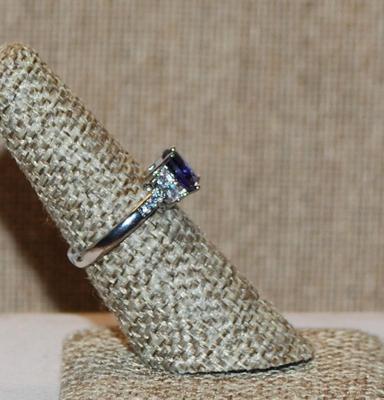 Size 7 Round Purple Stone Ring with Clear Stone Side Accents on a Gold Tone SPLIT BAND (2.4g)