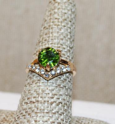 Size 7 "Peridot" Colored Round Stone Ring with a "V" Clear Stone Accent on a Gold Tone Band (2.6g)
