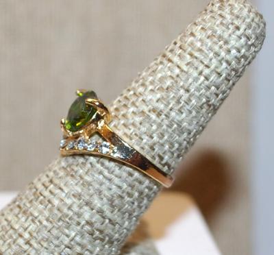 Size 7 "Peridot" Colored Round Stone Ring with a "V" Clear Stone Accent on a Gold Tone Band (2.6g)