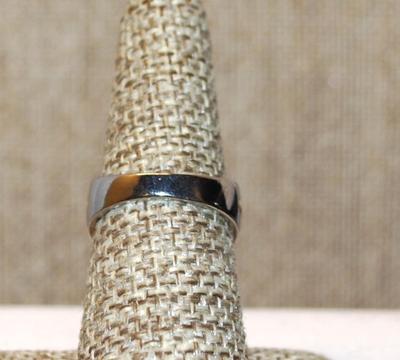 Size 7 Marked .925 Two-Tone Ring with Trillion Cut Green Stone on Silver Band (4.3g)