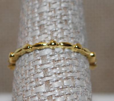 Size 7 Single Red Heart Shaped Stone Ring with Side Accents on a Gold Tone Band (1.5g)