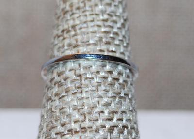 Size 7¼ Single Green Faceted Center Stone Set in a Round "Nest" Ring with 3 Clear Stones Side Accents and Silver Tone Band (1.7g)