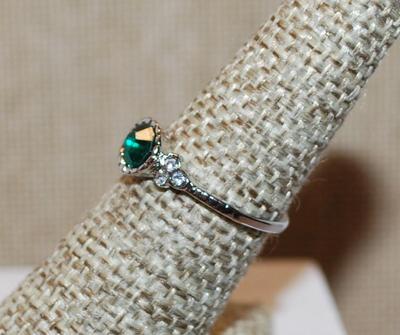 Size 7¼ Single Green Faceted Center Stone Set in a Round "Nest" Ring with 3 Clear Stones Side Accents and Silver Tone Band (1.7g)
