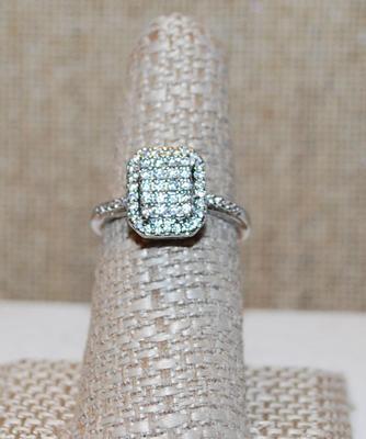 Size 7¼ Cluster Stones on a Rectangular Basket Style Ring on a Silver Tone Band (3.5g)