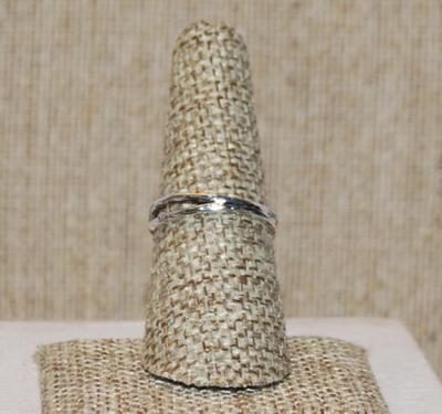 Size 7¼ Very Light Single Green Round Stone Ring Set on a Flowered Branch on a Silver Tone Band (2.2g)