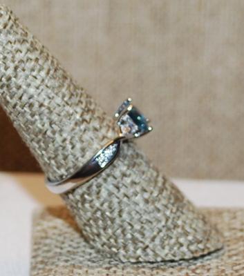 Size 7½ Square Cut Blue Transparent Stone Ring with Side Accents Stones on a Silver Tone Band (2.5g)