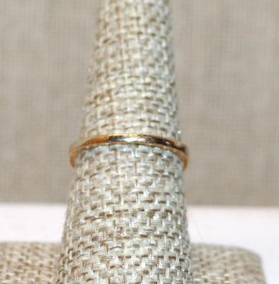 Size 7½ Single Clear Red Round Stone Ring with 2 Rows Side Accent Stones on a Gold Tone Band (2.4g)