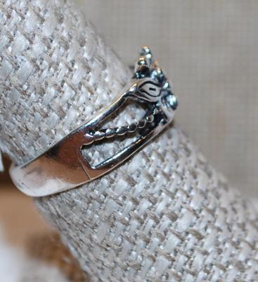 Size 8 All Silver Tone "Moth" Ring (2.4g)