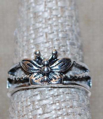 Size 8 All Silver Tone "Moth" Ring (2.4g)