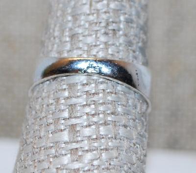 Size 8 All Silver Tone "Moth" Ring (2.4g)