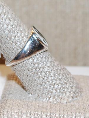 Size 8 "Yin Yang" Enameled Style Ring on a Silver Tone Band (5.0g)