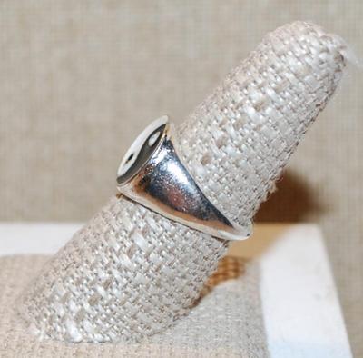 Size 8 "Yin Yang" Enameled Style Ring on a Silver Tone Band (5.0g)