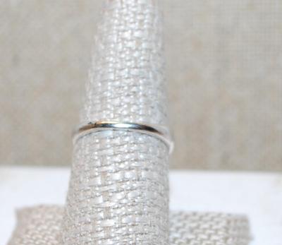 Size 8 "Yin Yang" Enameled Style Ring on a Silver Tone Band (5.0g)