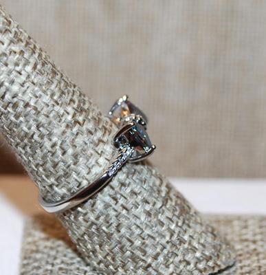 Size 8¼ Bowtie Iridescent "Green" Stones Ring on a Silver Tone Band (2.6g)