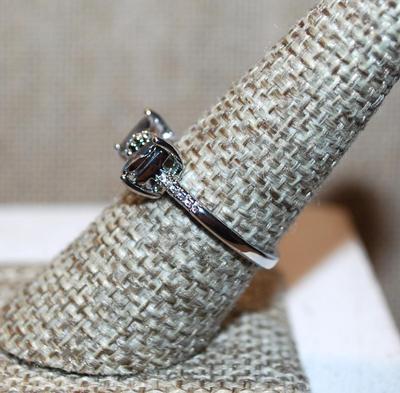 Size 8¼ Bowtie Iridescent "Green" Stones Ring on a Silver Tone Band (2.6g)