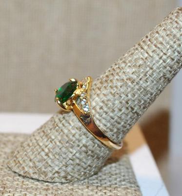 Size 8½ Dark Green Round Main Stone Ring with a "V" Clear Stone Accent on a Gold Tone Band (2.9g)