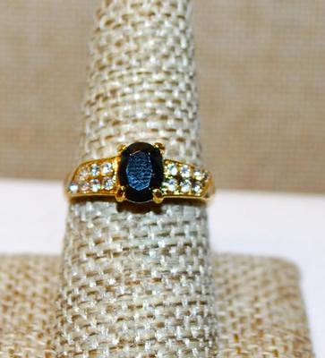 Size 8½ BLACK Oval Cut Stone Ring with Side Accents on a Gold Tone Band (2.8g)