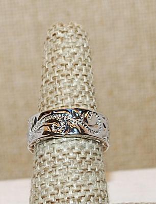 Size 7 Graphic Designed No Stones Ring on a Silver Tone Band (7.1g)