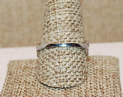 Size 7 ½ Intertwined 2-Tone HEART & SWIRLS Ring with a Tiny Purple Stone on a Silver Tone Band (3.2g)