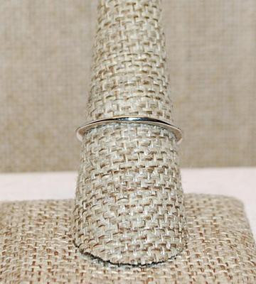 Size 8 Hi-Rise Marquise Cut Single Clear Stone & 4 Side Stone Accents on a Silver Tone Band (2.5g)