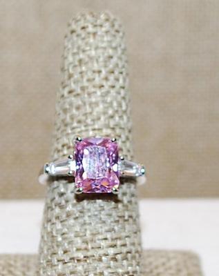 Size 6¾ Beveled Rectangle Transparent PINK Main Stone Ring with 2 Slanted Side Accents on a Silver Tone Band (3.8g)