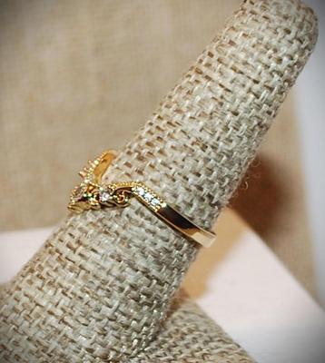 Size 7 Rounded "V" Style Curve Ring with 3 Main Clear Stones on a Gold Tone Band (2.1g)