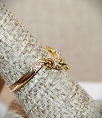 Size 7 Rounded "V" Style Curve Ring with 3 Main Clear Stones on a Gold Tone Band (2.1g)