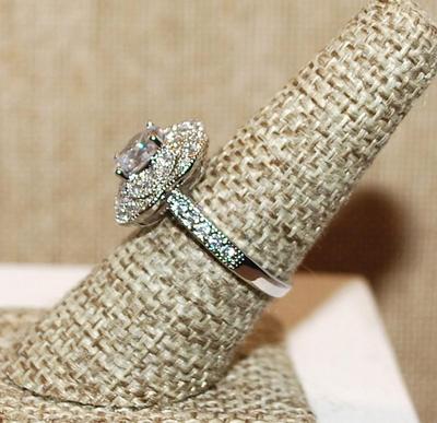 Size 7¼ Single Clear Main Stone Ring Surrounded by Brillance Small Stones on a Silver Tone Band (5.1g)