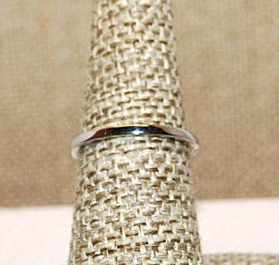 Size 6 Iridescent Pointed Oval Main Stone with Full Surround & Accents on a Silver Tone Band (3.4g)