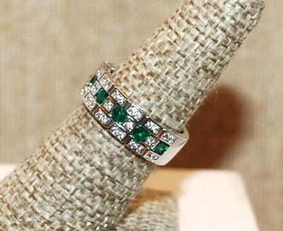 Size 7 Middle Row of 9 Round GREEN Stones Ring and 2 Border Rows of Clear Stone Accents on a Silver Tone Band (4.5g)